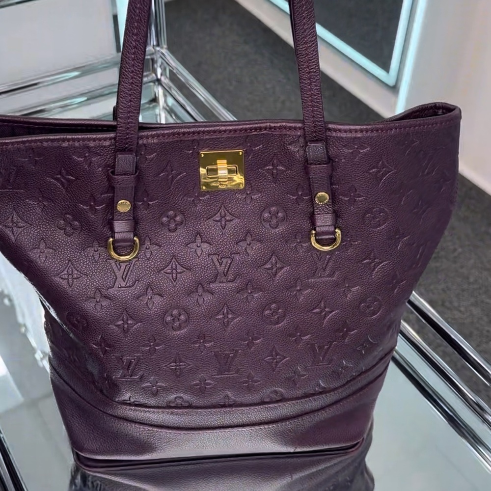 Louis Vuitton tote - Picture 3 of 5